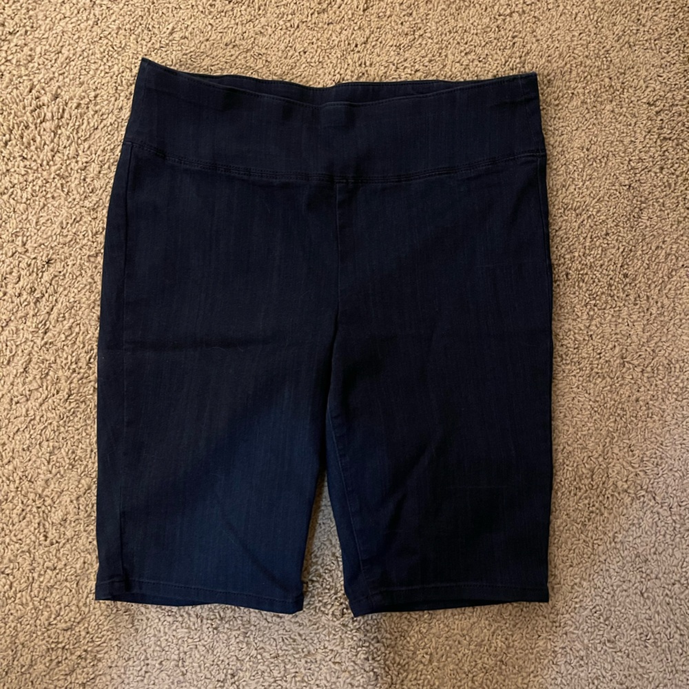 1822 Size 32 Stretch Bermuda Shorts. Dark denim.